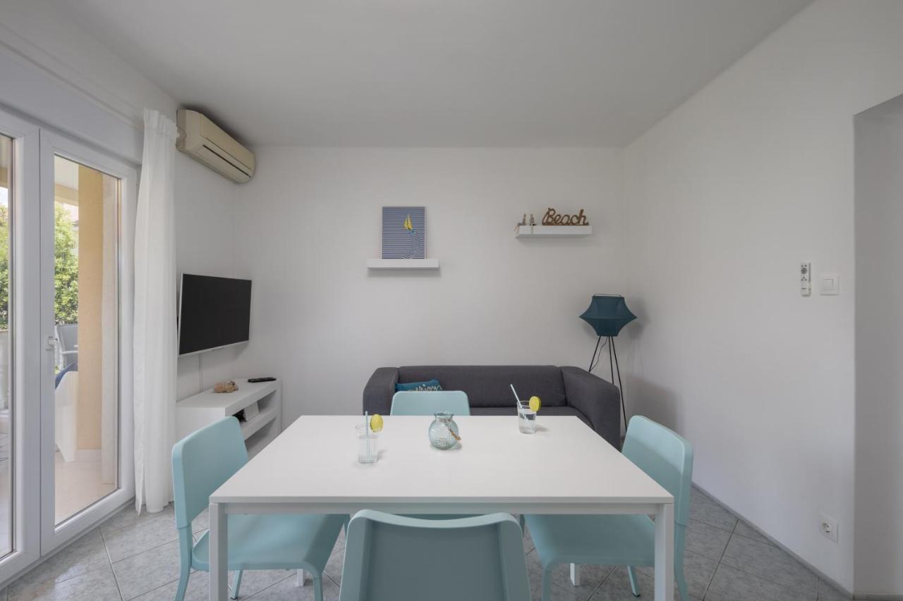 App Blue, Apartment