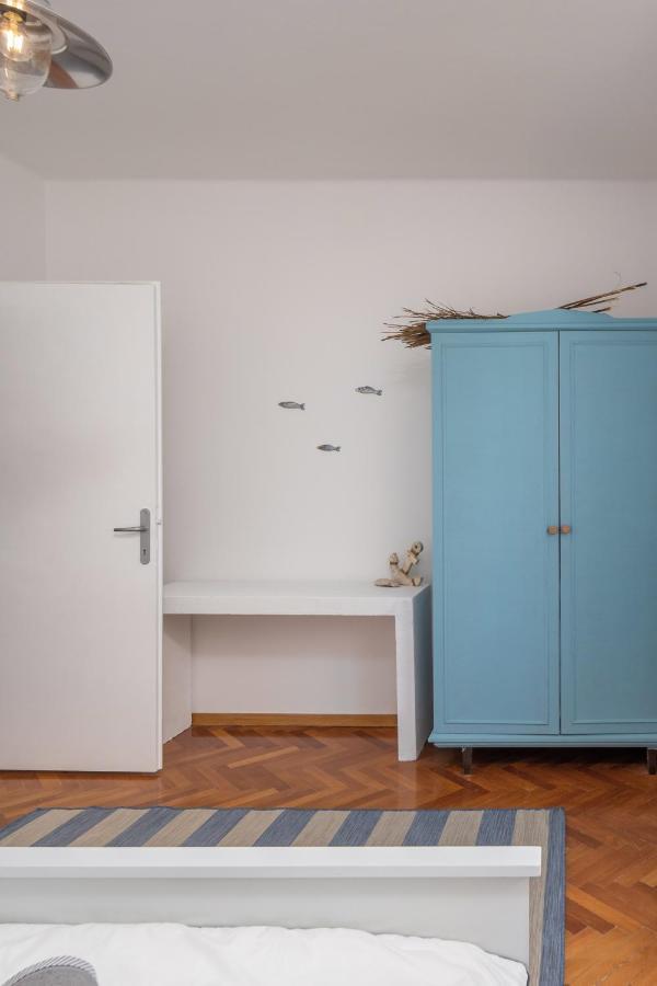 App Blue, Apartment