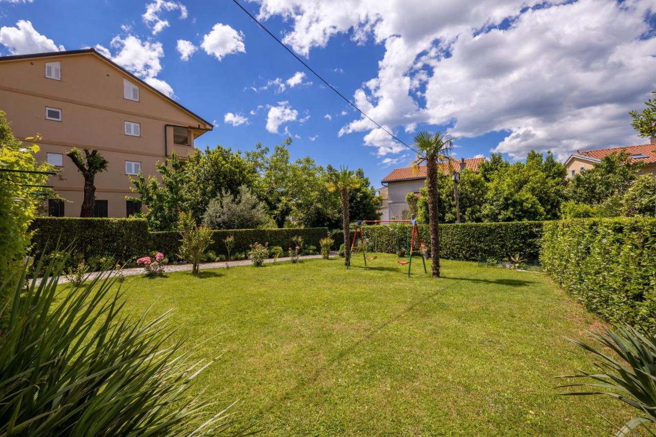 App Blue, Apartment