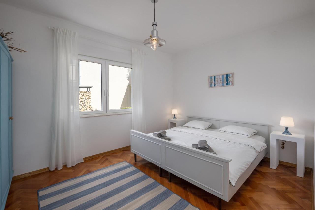 App Blue, Apartment *